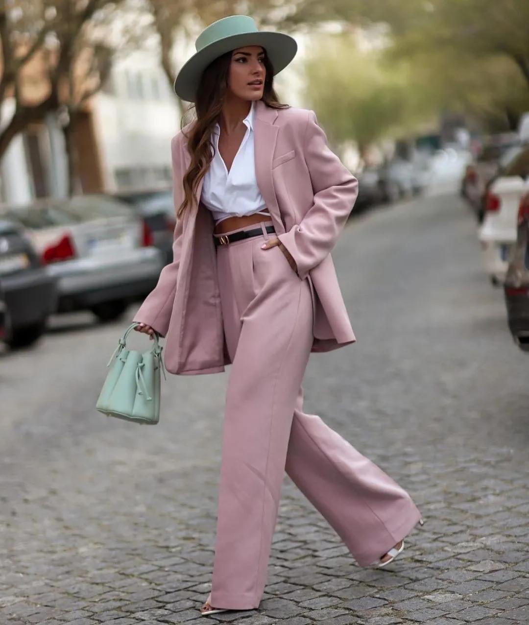 2021秋冬女裝十大流行色 晴空藍(lán)、嫩粉紅等色彩都很美(圖24)