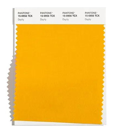 2021秋冬女裝十大流行色 晴空藍(lán)、嫩粉紅等色彩都很美(圖29)