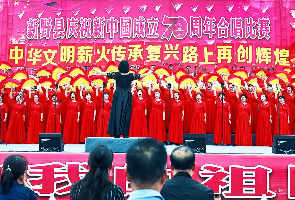 借助扇子、板幅拼湊的舞臺(tái)