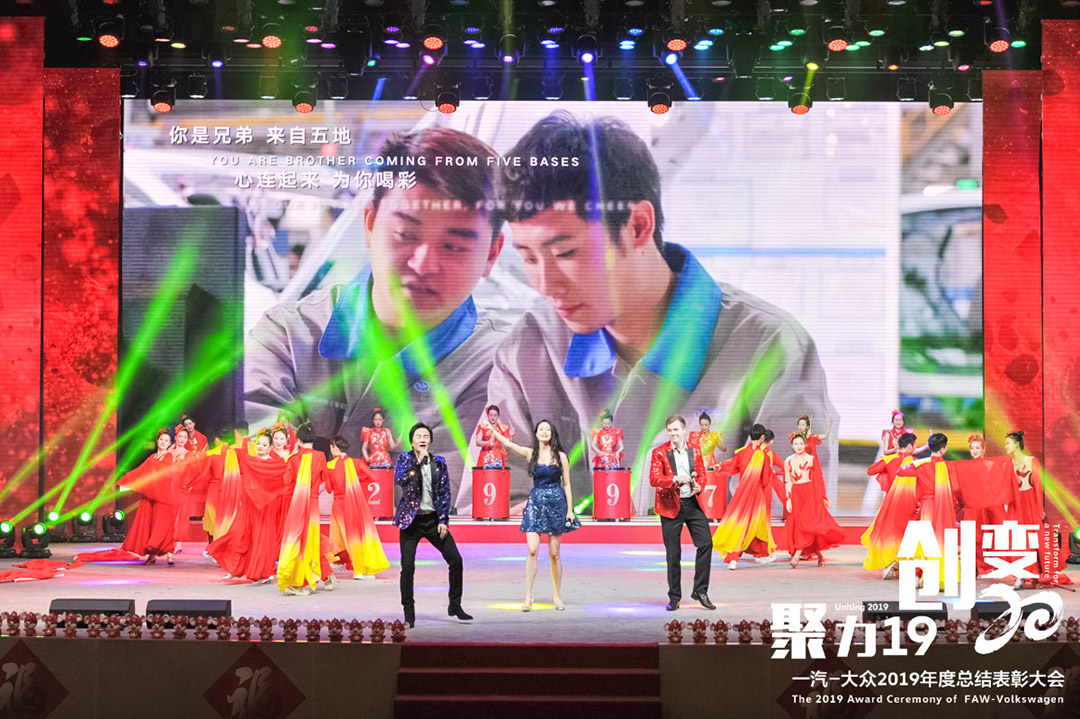 國(guó)內(nèi)外嘉賓助力表演